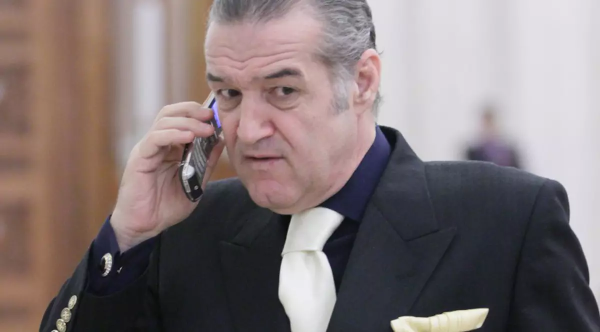 CEDO cere lămuriri privind condamnarea lui Gigi Becali în dosarul MApN. Gigi Becali, vorbind la telefonul mobil, în costum și cămașă, asortate cu o cravată albă