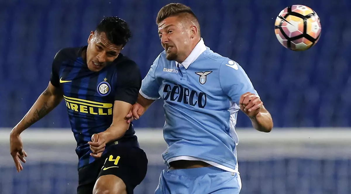 Fratele lui Milinkovici-Savici a vrut să facă un selfie, dar l-a prins pe fundal pe starul lui Lazio într-o poziție ”nefirească”. Sergej e cel din dreapta