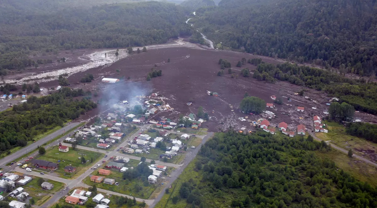 FOTO | Un sat din Chile a fost îngropat de o alunecare de teren. Cel puțin cinci oameni au murit