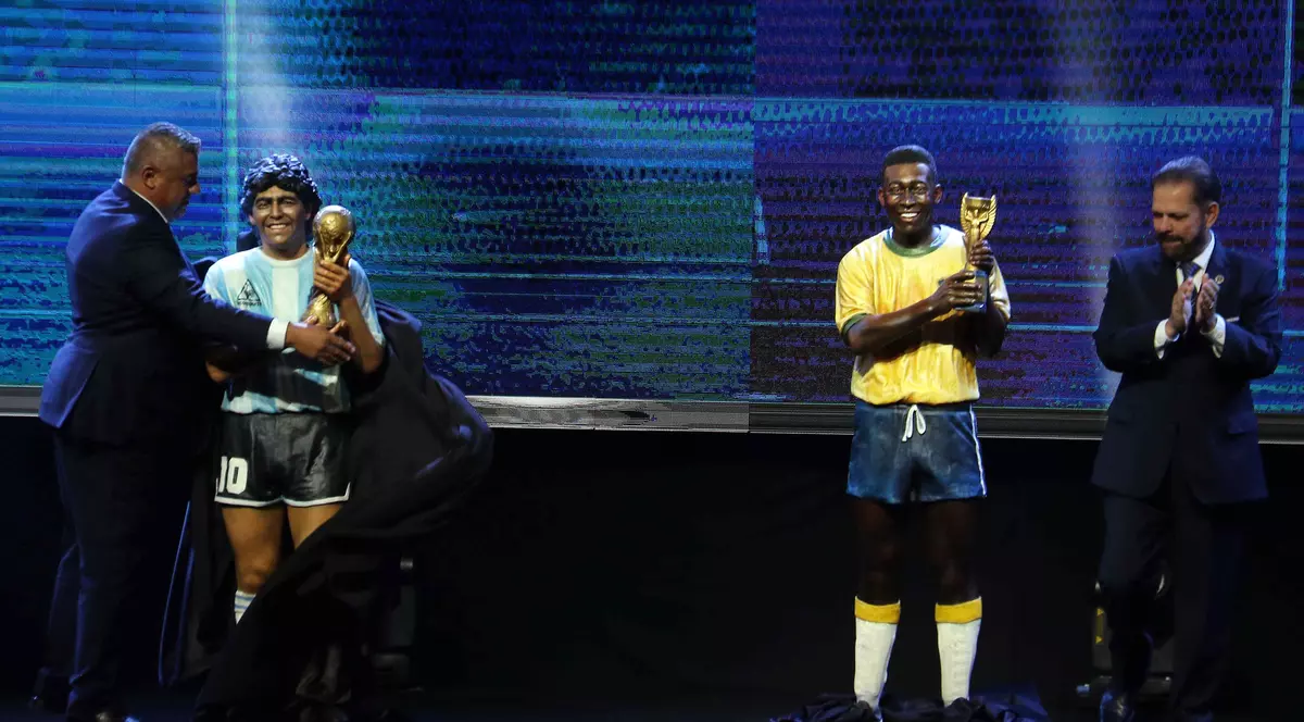 Pele și Maradona - statui