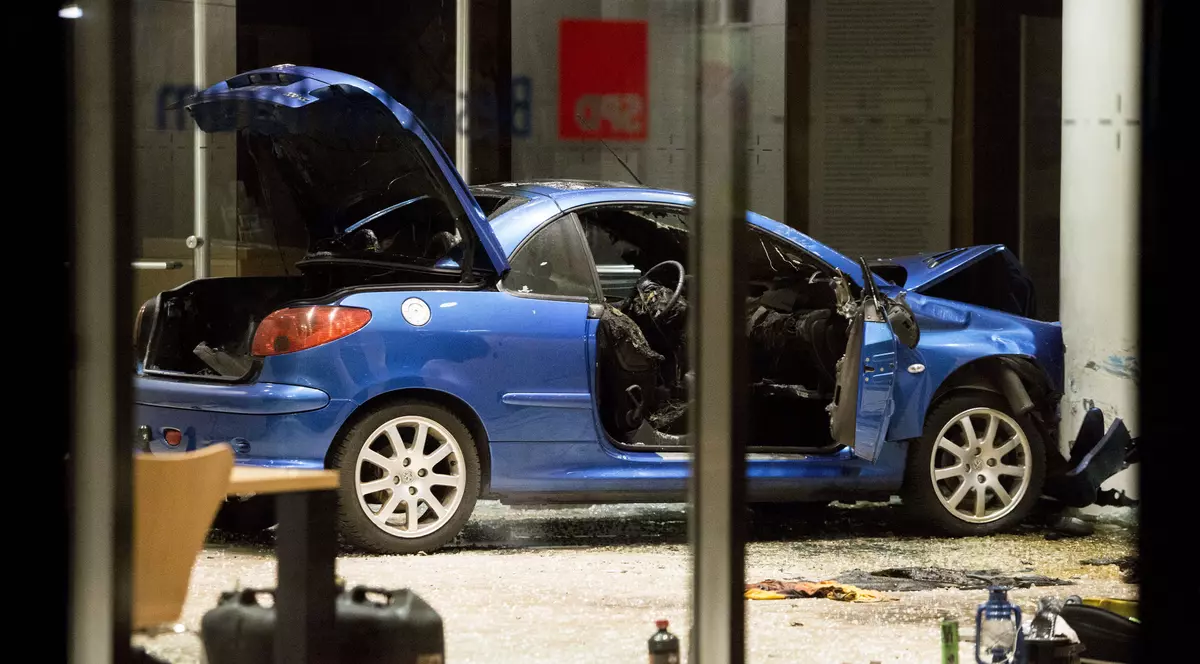 FOTO | Un bărbat a intrat intenționat cu mașina în sediul Partidului Social-Democrat din Berlin