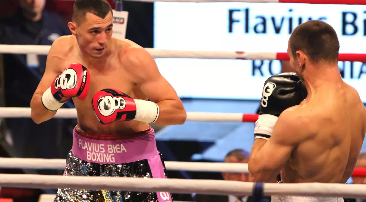 Boxerul roman Flavius Biea(S) l-a invins, vineri 14 Octombrie 2016, pe ungurul Ferenc Hafner, intr-o partida desfasurata la gala profesionista ''Noaptea Campionilor - Bombardament in arena'', de la Circul Globus din Bucuresti. GEORGE FILIP/MEDIAFAX FOTO