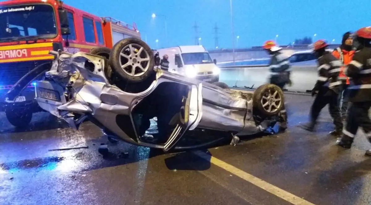Doi răniți grav, după ce mașina în care se aflau s-a rostogolit pe şosea din cauza vitezei excesive