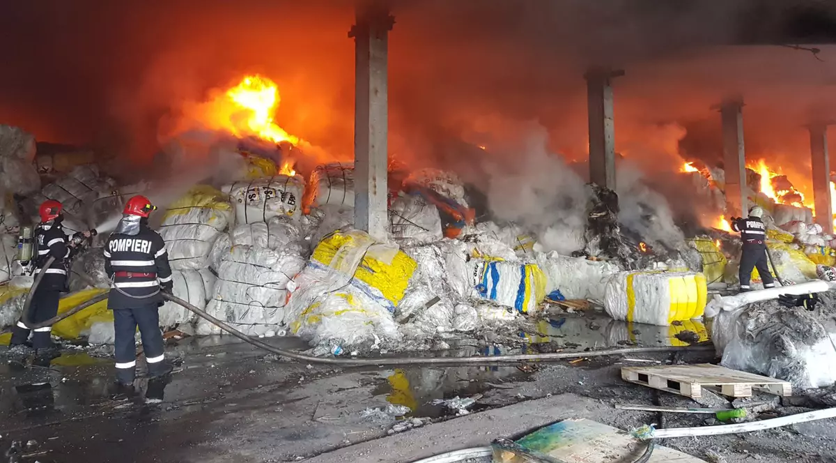 UPDATE Incendiu în Vaslui. A ars un depozit de deșeuri FOTO&VIDEO