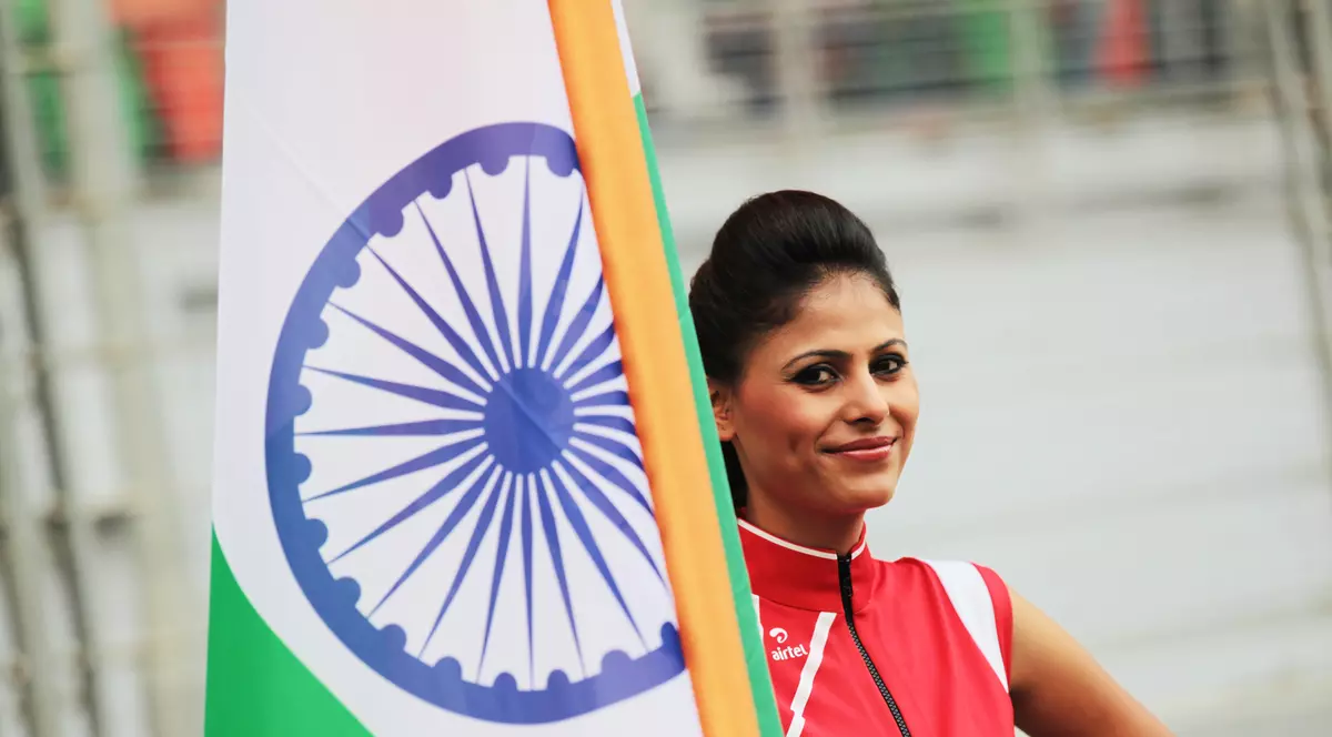 India cere dezinstalarea aplicațiilor chinezești de către Armată de teama că Beijingul spionează prin intermediul acestora. Steag al Indiei cu o fată frumoasă lângă