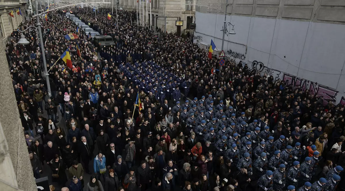 FOTO&VIDEO/ Procesiune istorică. Sute de mii de români în stradă la funeraliile Regelui Mihai