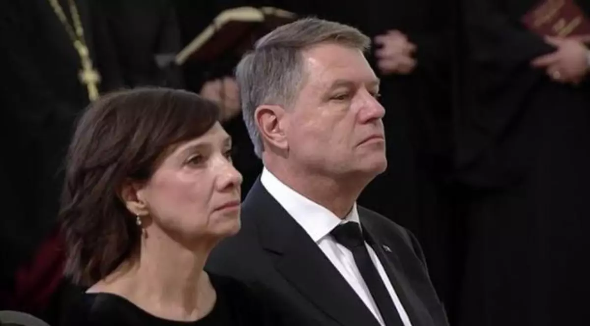 Analiza psihologului. Klaus și Carmen Iohannis, „doi ca unul”. Ce spun gesturile președintelui României și ale soției sale