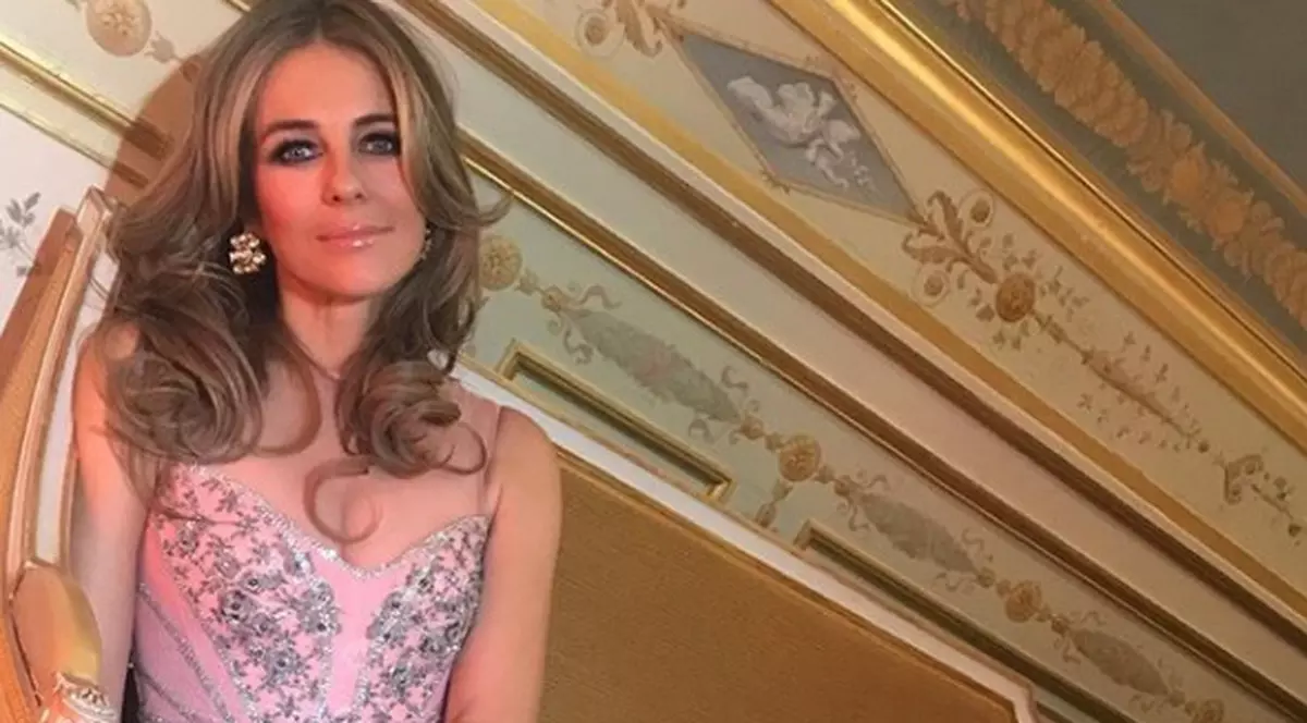 Elizabeth Hurley, urări de sărbători, în costum de baie