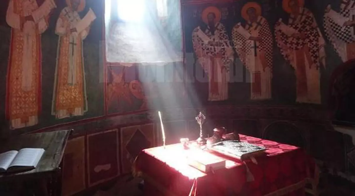 Cum trebuie să te comporți în biserică