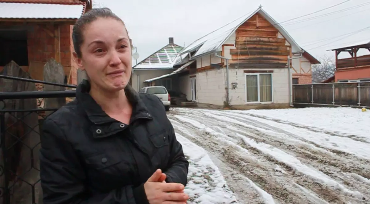 Cum se apără mama băiețelului terorizat de unchiul său deghizat în Moș Nicolae