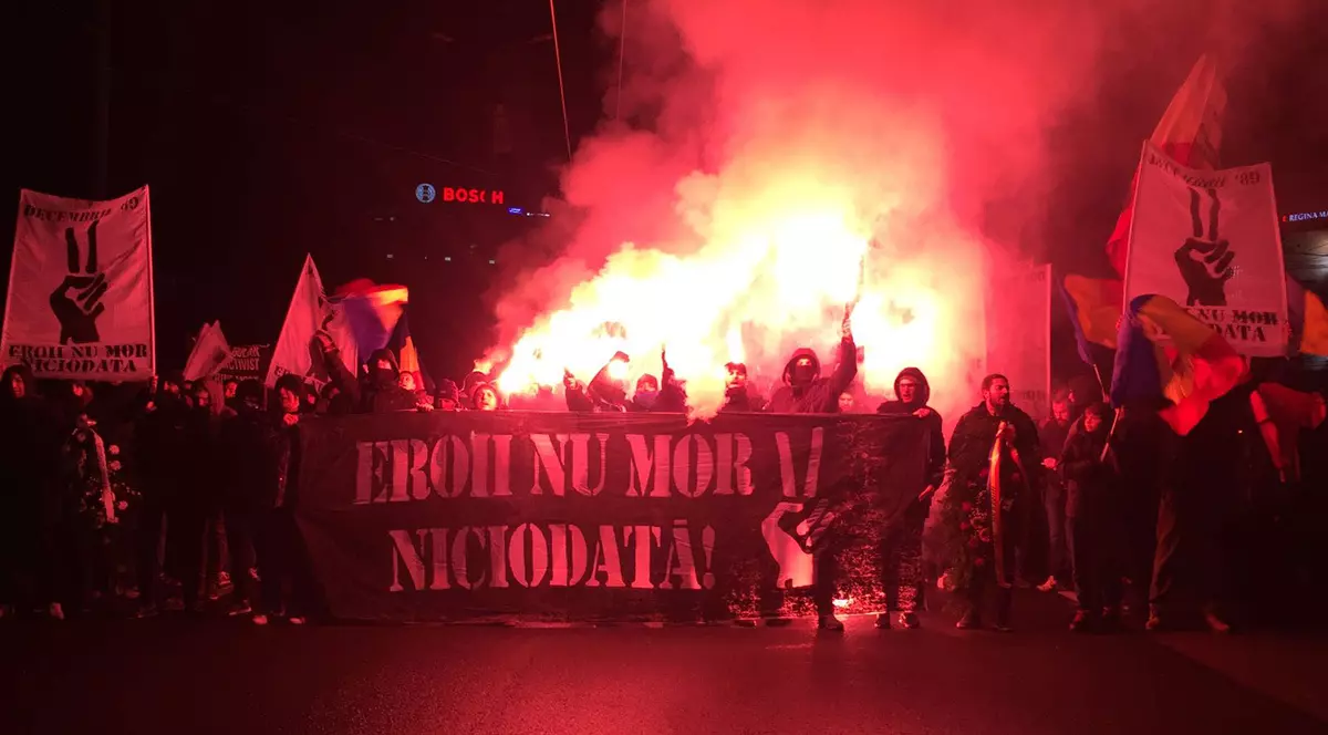 FOTO/ Marșul Eroilor: suporterii ASU Poli au strigat „Jos Comuniștii” și „Libertate” pe străzile Timișoarei