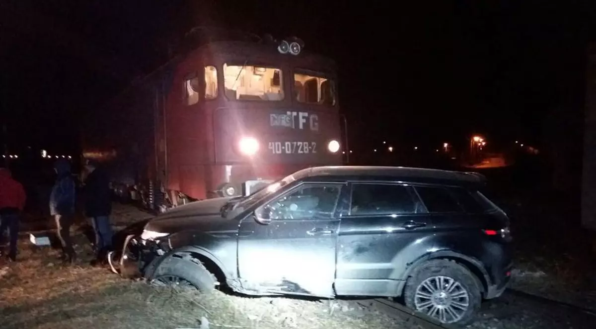 Mașină lovită de tren la Galați