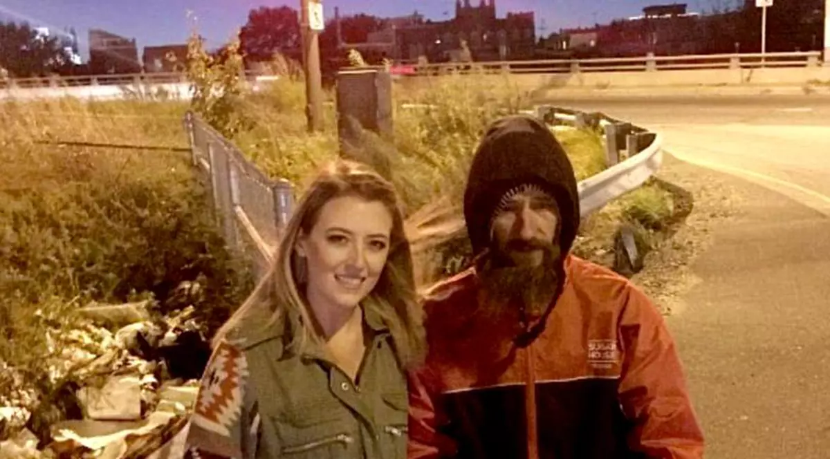 Un bărbat fără adăpost și-a cumpărat o casă