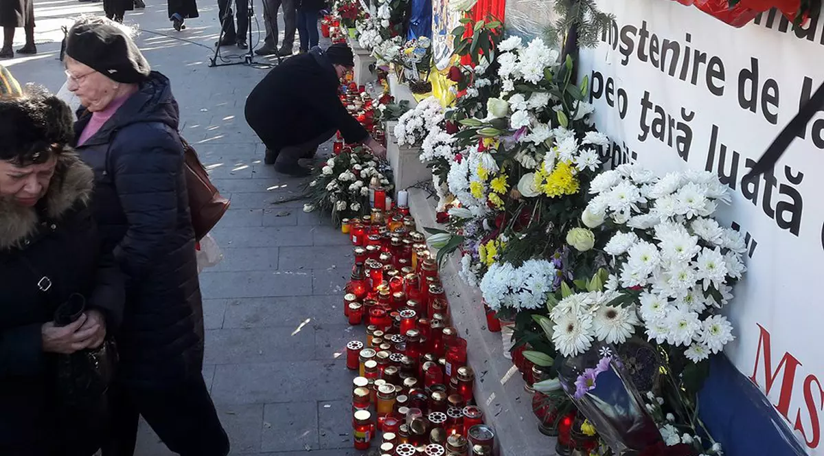 FOTO/ În genunchi, în fața Regelui Mihai. Gestul impresionant al unui elev, la Palatul Regal