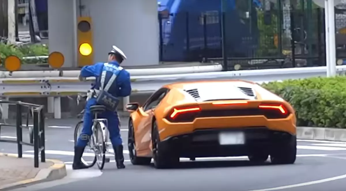 VIDEO | Un polițist cu bicicleta a urmărit un Lamborghini, după ce șoferul nu a respectat regulile de circulație