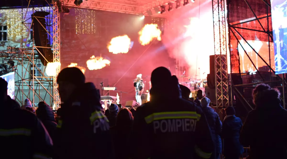 Lecția ”Colectiv” încă produce efecte. Pompieri ”inflitrați” în public la concertele de Revelion