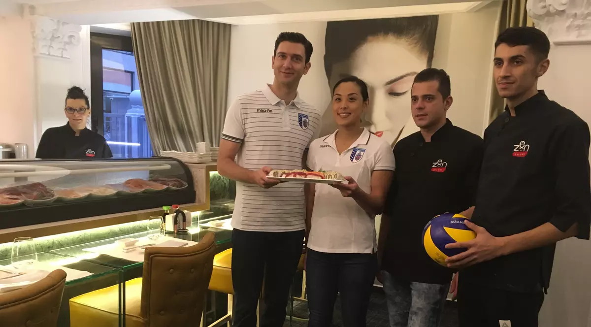 Volei CSM București. Antrenorul turc Ferhat Akbaș și jucătoarea japoneză Naoko Hashimoto au gătit sushi