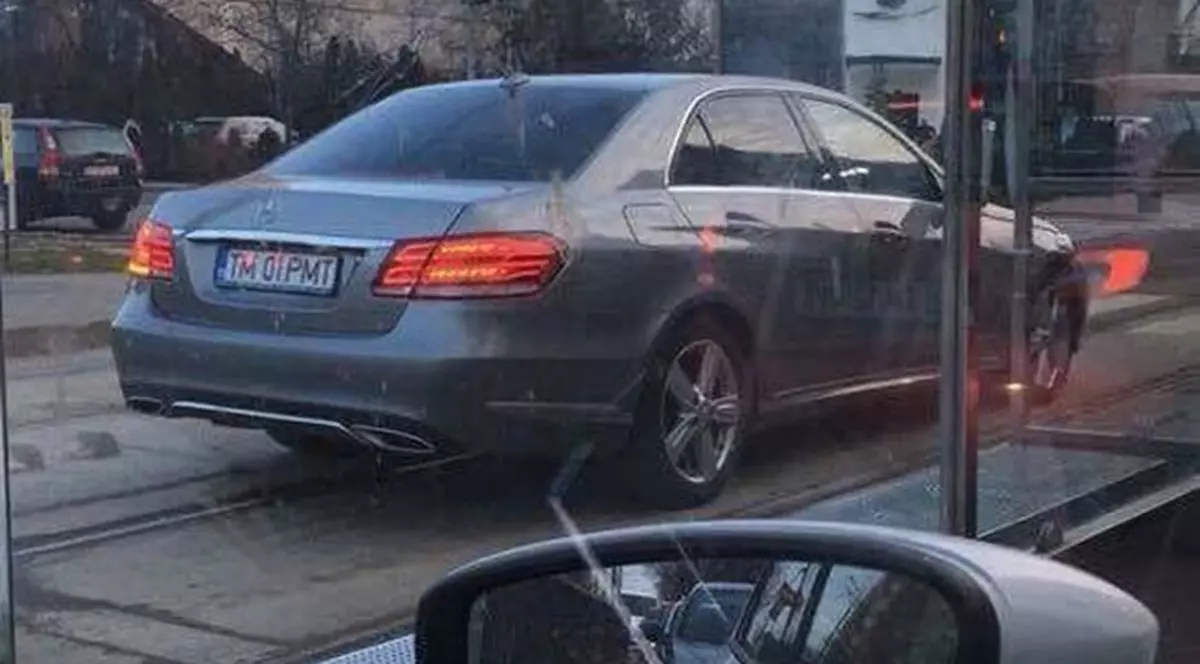 Primarul din Timișoara, surprins când depășea coloana de mașini, pe linia de tramvai. „Eu pot să circul în regim de urgență”