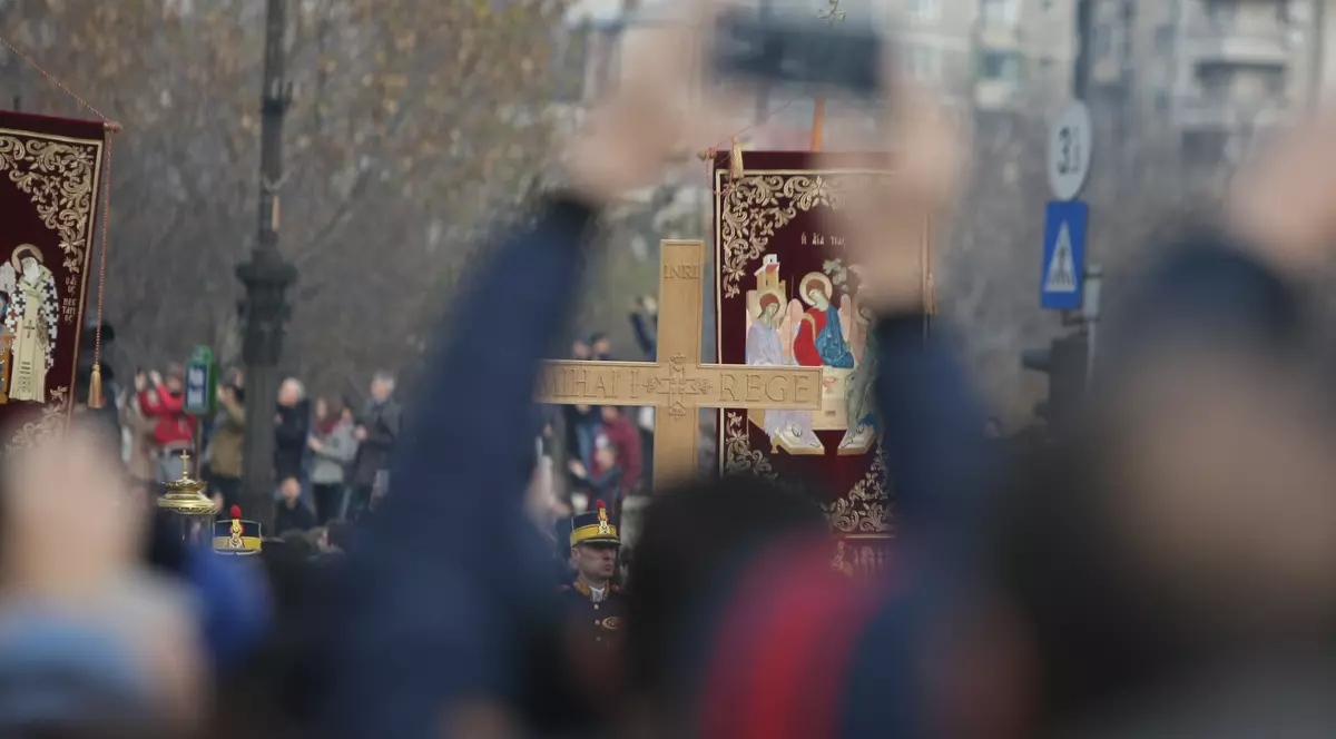 „Regele s-a dus şi am rămas cu comuniştii”. Reacția unui copil la înmormântarea Regelui Mihai