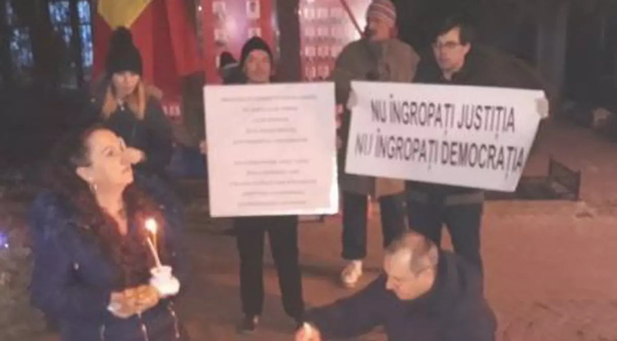 Protest cu lumânări și colivă la sediul PSD Iaşi