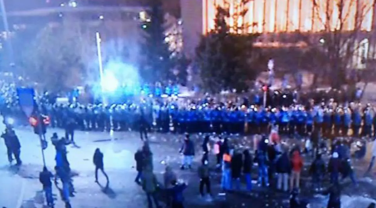 Alertă la Poliția Română! Românii sunt îndemnați pe internet să atace secțiile de poliție, să ia arme și să elibereze deținuții din pușcării.