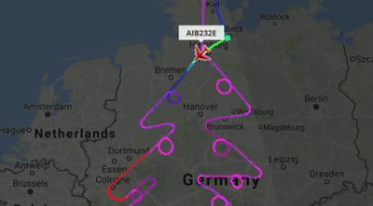 Airbus A380 a desenat un pom de Crăciun gigant deasupra Germaniei