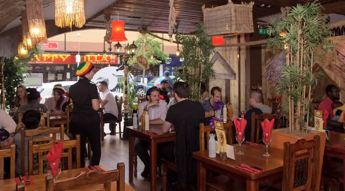 Trei tineri au plecat dintr-un restaurant fără să plătească. Ce surpriză a avut proprietarul câteva zile mai târziu