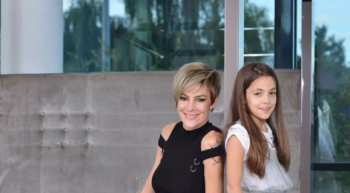 EXCLUSIV/ Roxana Ciuhulescu s-a mutat cu fiica ei, împreună cu viitorul soț. Tată pentru copila sa!
