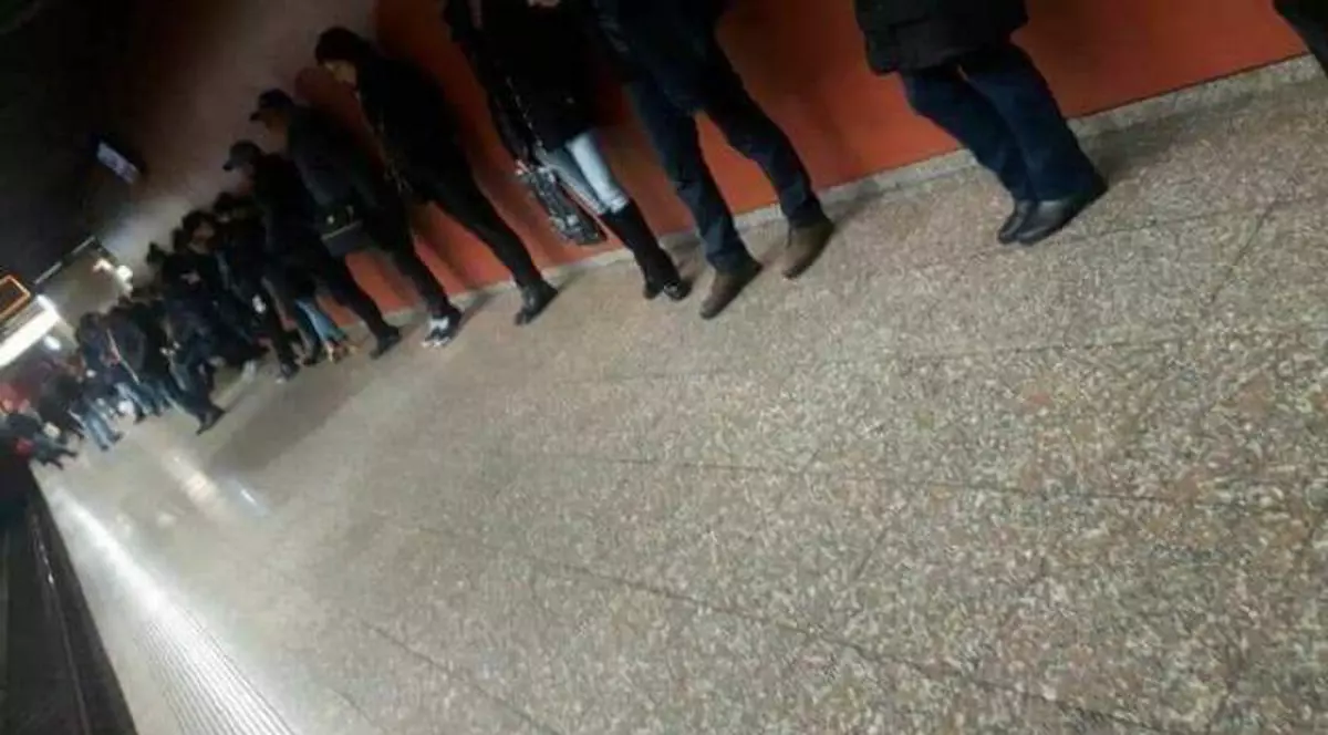 Imaginea zilei la metroul Bucureștean. Călătorii stau lipiți de perete