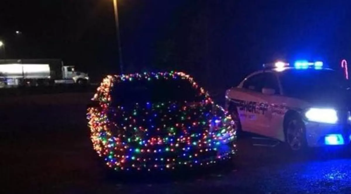 Un bărbat și-a decorat mașina cu 1.000 de luminițe, însă poliția nu a fost mulțumită