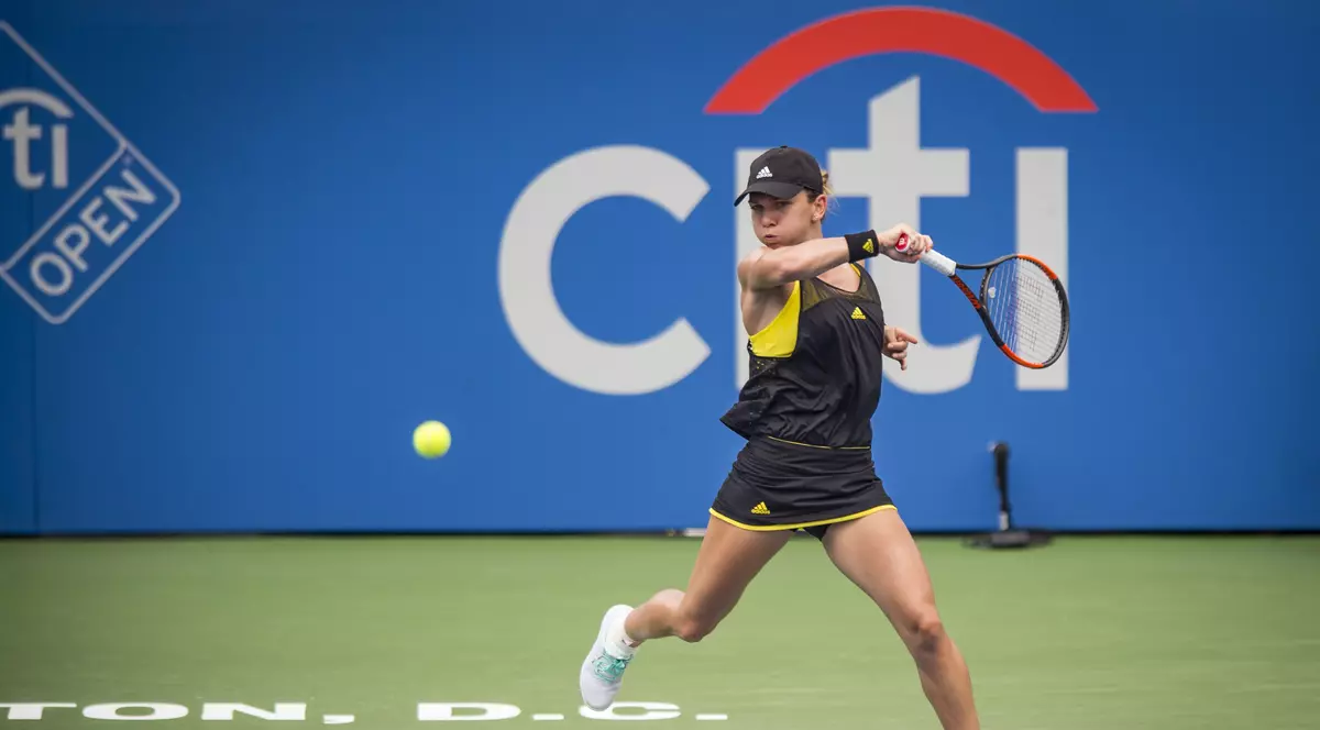Simona Halep, returnând mingea în terenul advers. (FOTO: EPA)