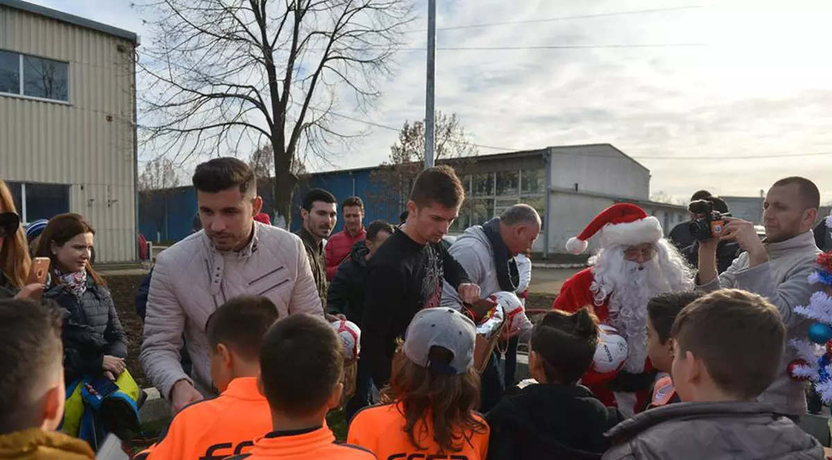 EXCLUSIV/ Tănase și Niță, ”ajutoarele” lui Moș Crăciun! Suprize în lanț, pentru copiii și juniorii de la FCSB, la baza din Berceni!