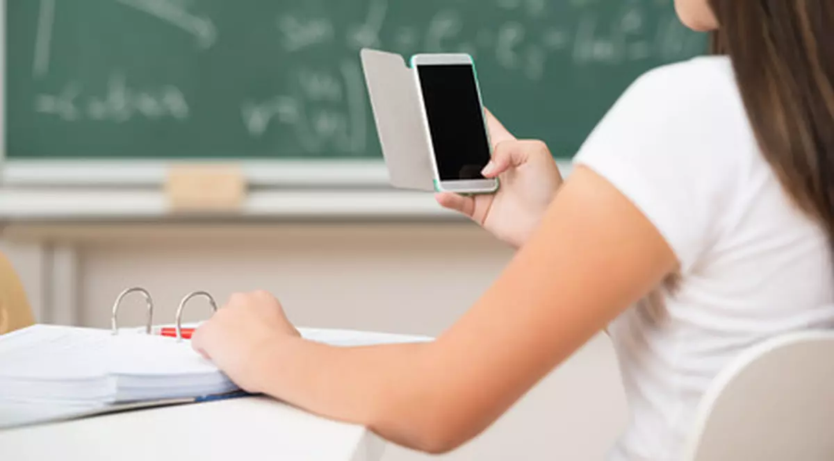 Franța interzice telefoanele mobile în școli începând din anul 2018