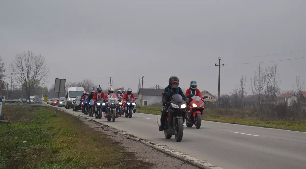 Moș Crăciun s-a urcat pe motocicletă să împartă cadouri copiilor sărmani din Timiș