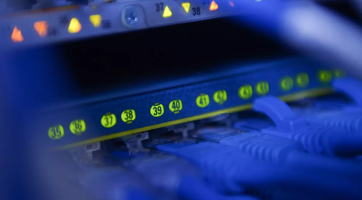 Facebook și Google, date în judecată după intrarea în vigoare a GDPR. Server prin care trece traficul de internet