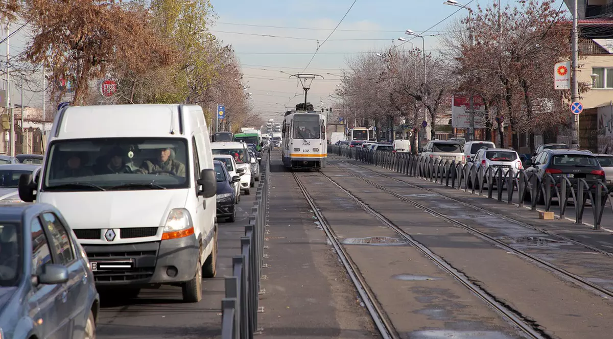 De-a lungul liniei de tramvai 21 au fost montate garduri metalice