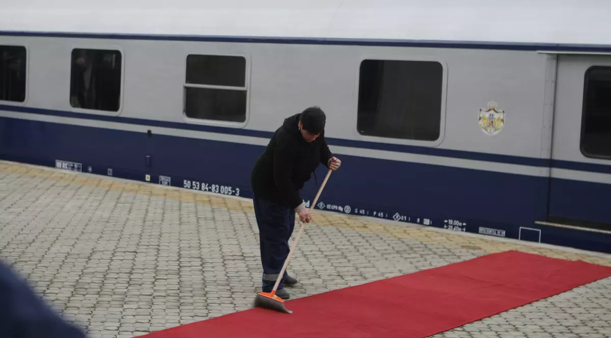 FOTO/ Pregătiri în Gările Regale în ziua funeraliilor. S-a măturat și spălat podeaua, în așteptarea sicriului cu trupul neînsuflețit al Regelui Mihai