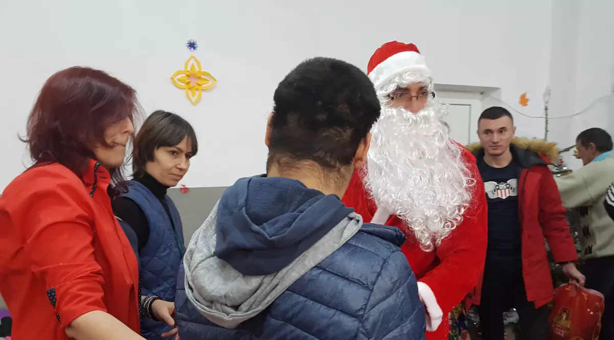 Ce au primit 15 copii cu handicap sever de la Moș Crăciun trimis de angajații Penitenciarului Vaslui