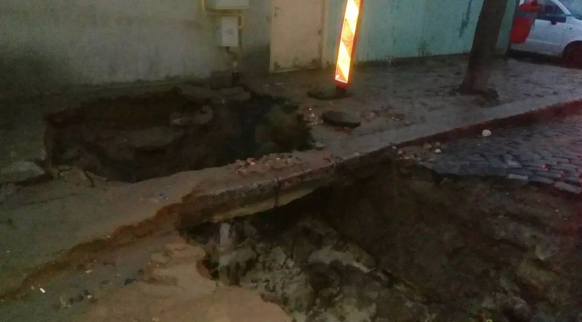 Locuitorii municipiului Tecuci au rămas fără apă din cauza unei avarii la o conductă principală