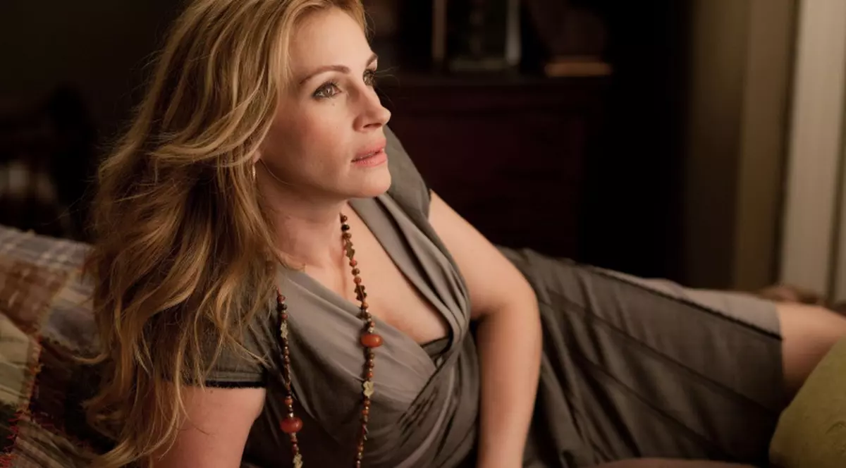 Julia Roberts şi-a deschis cont pe Instagram. Julia Roberts, stând întinsă și sprijinită pe cotul drept, într-o rochie cu decolteu, iar la gât poartă mărgele