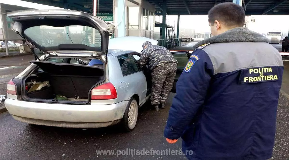 Și-a ”capitonat” mașina cu mii de țigări de contrabandă. Traficantul a rămas și fără autoturismul folosit la transportul ilegal