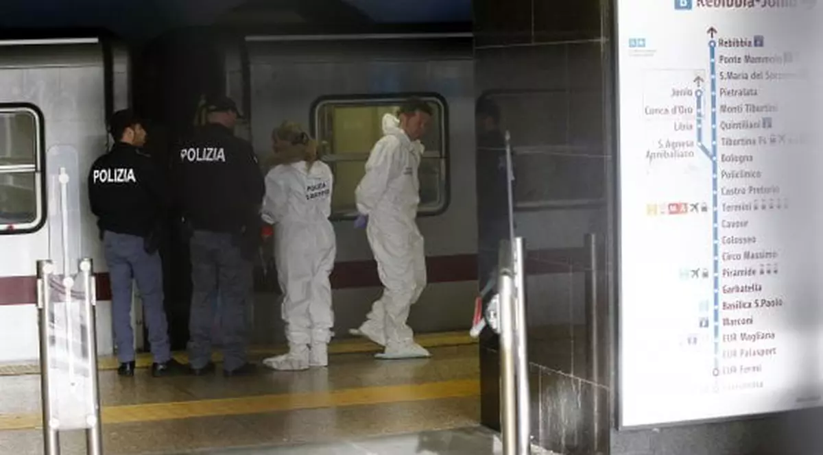 O femeie a fost împinsă pe linia de metrou în Roma