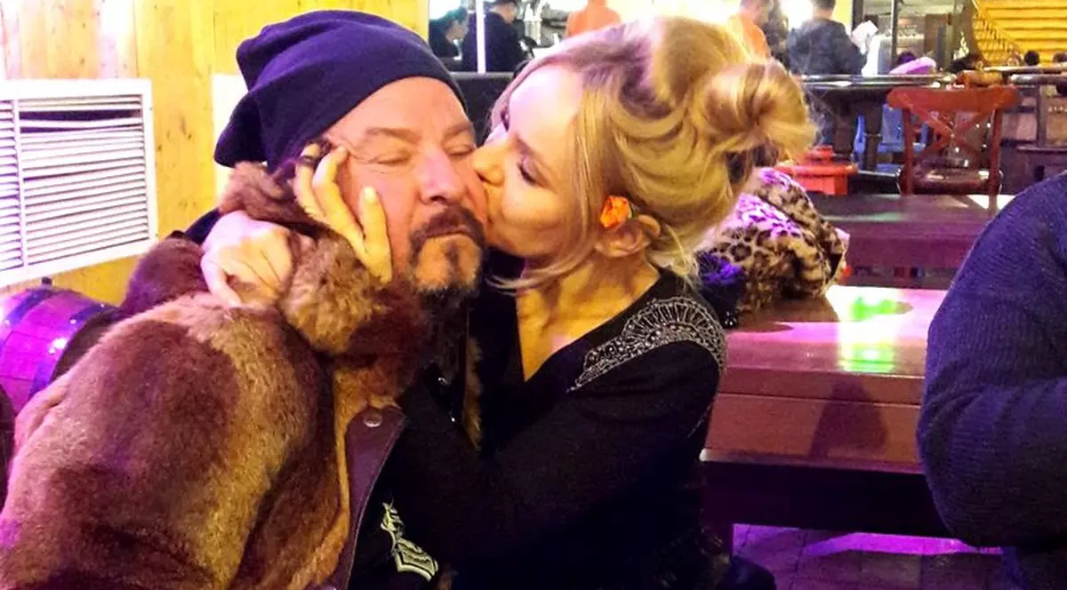 EXCLUSIV/ La 54 de ani, iubește ca un adolescent. ”Tăticul trupelor” Quartz și Voltaj, Amedeo Bolohoi, e amorezat de o cosmeticiană!