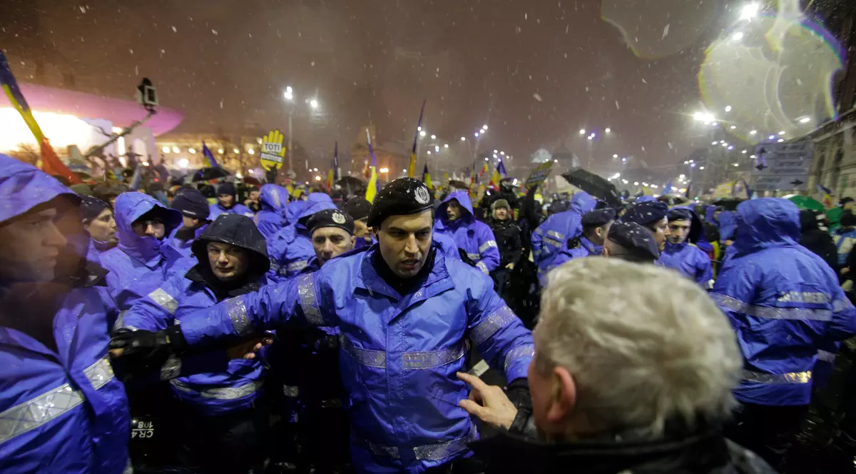 Primele declarații ale jandarmului care a lovit un bătrân la protestul de sâmbătă din București