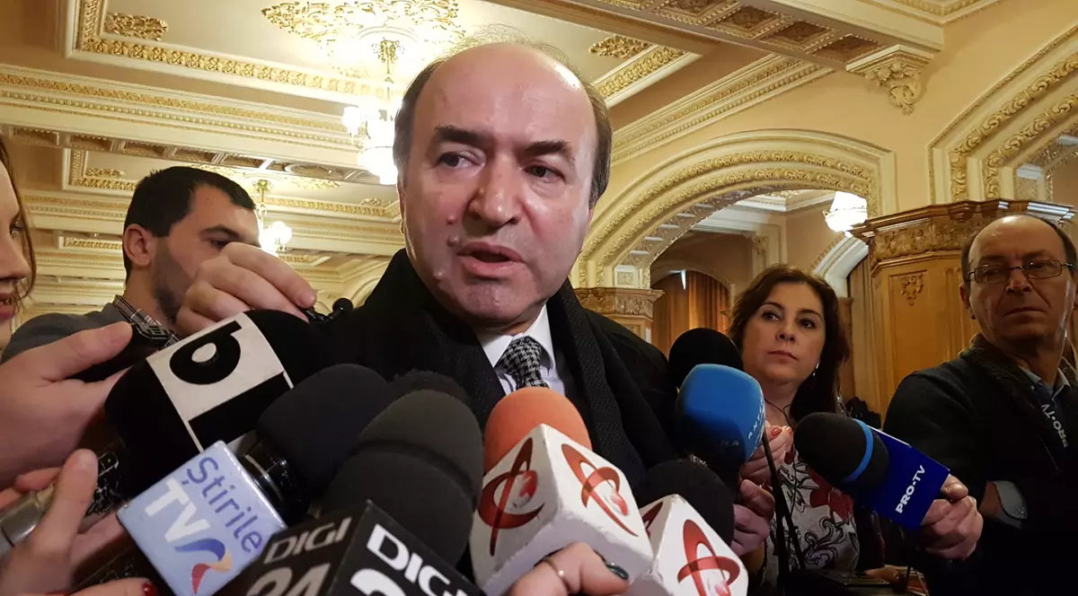 Tudorel Toader se întâlneşte cu Anca Jurma. Ministrul Justiției, Tudorel Toader, acordând declarații presei