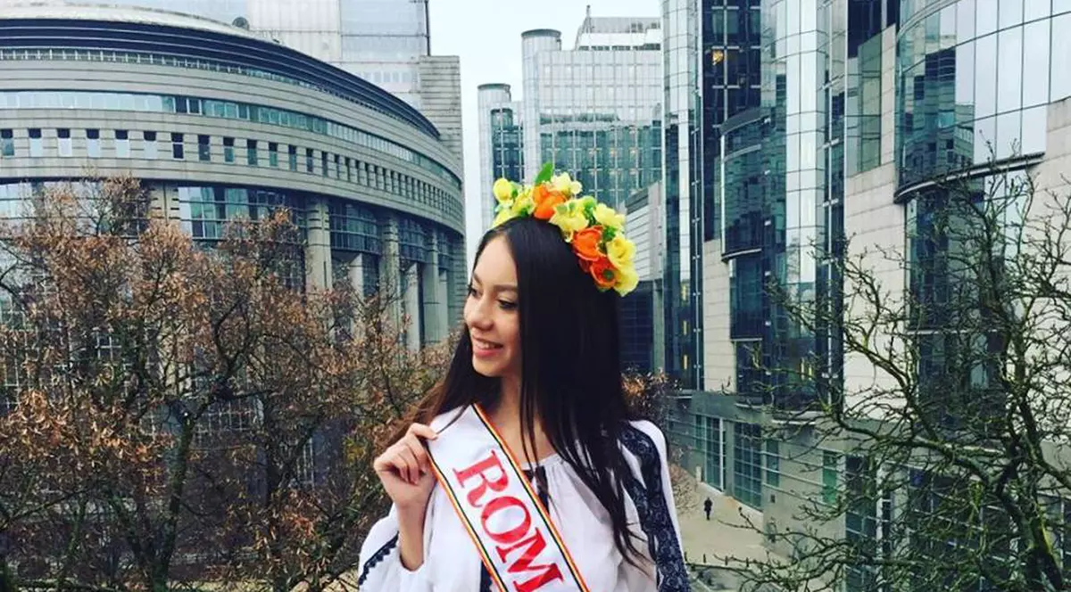 O piteşteancă, desemnată Miss Friendship la un concurs de frumuseţe din China. A defilat în costumul popular al bunicii ei