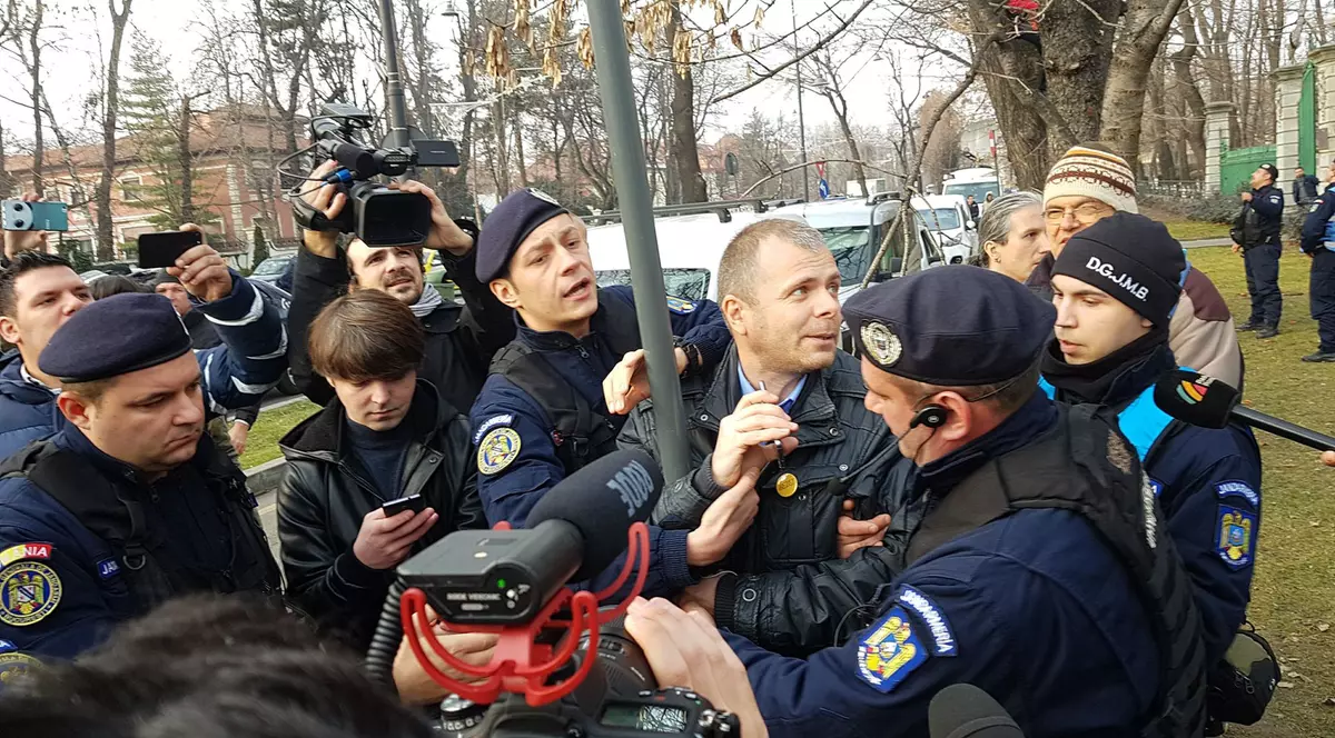 Malin Bot, ridicat de Jandarmerie și bagat în duba, la sediul central al PSD