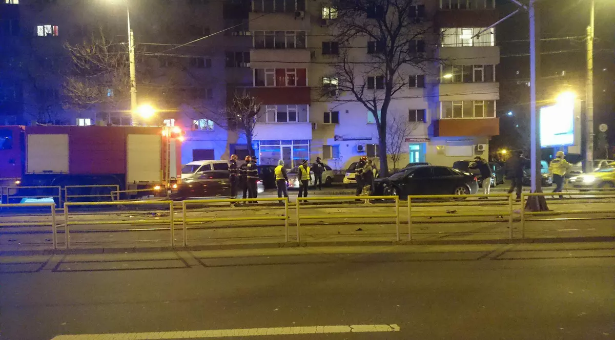 Accident în Capitală: Șoferul a intrat în gardul pentru linia de tramvai, după ce a văzut un câine