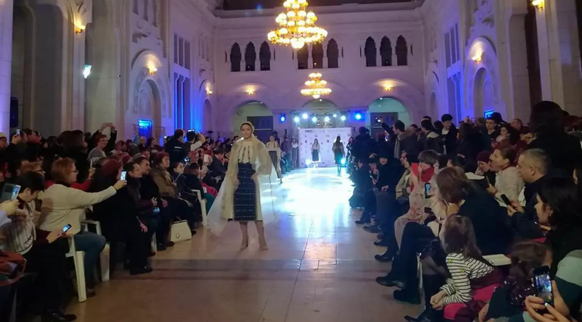 O sută de fete costumate în ii au defilat la Universitatea din Galați, cu ocazia Zilei Unirii Principatelor