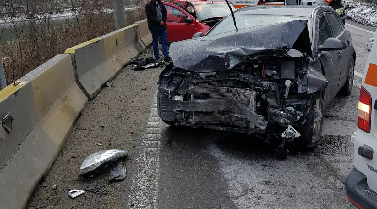 Impact devastator pe Valea Oltului, pe DN 7. Un om a murit și trei sunt răniți
